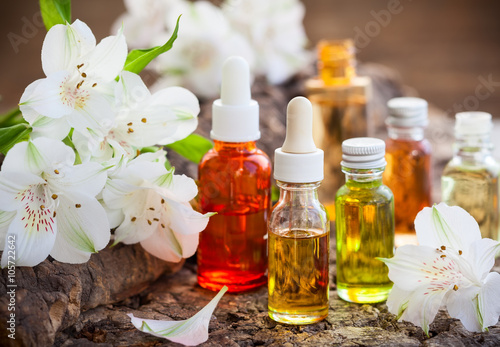 Φωτογραφία Bottles of essential aromatic oils