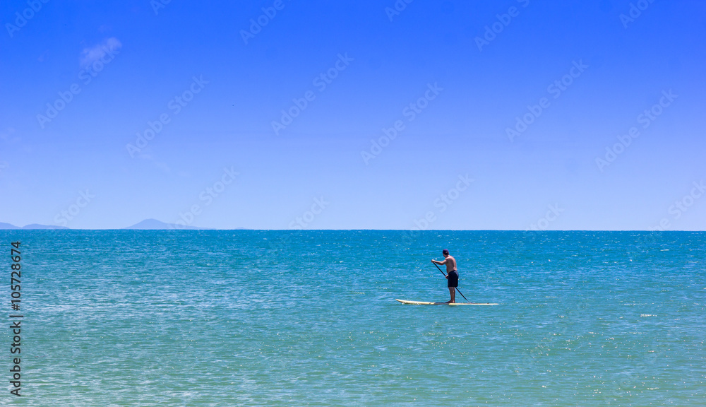 Stand up paddle solitário no mar.