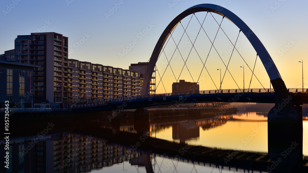Obraz premium Clyde Arc at Sunrise, Glasgow, Scotland