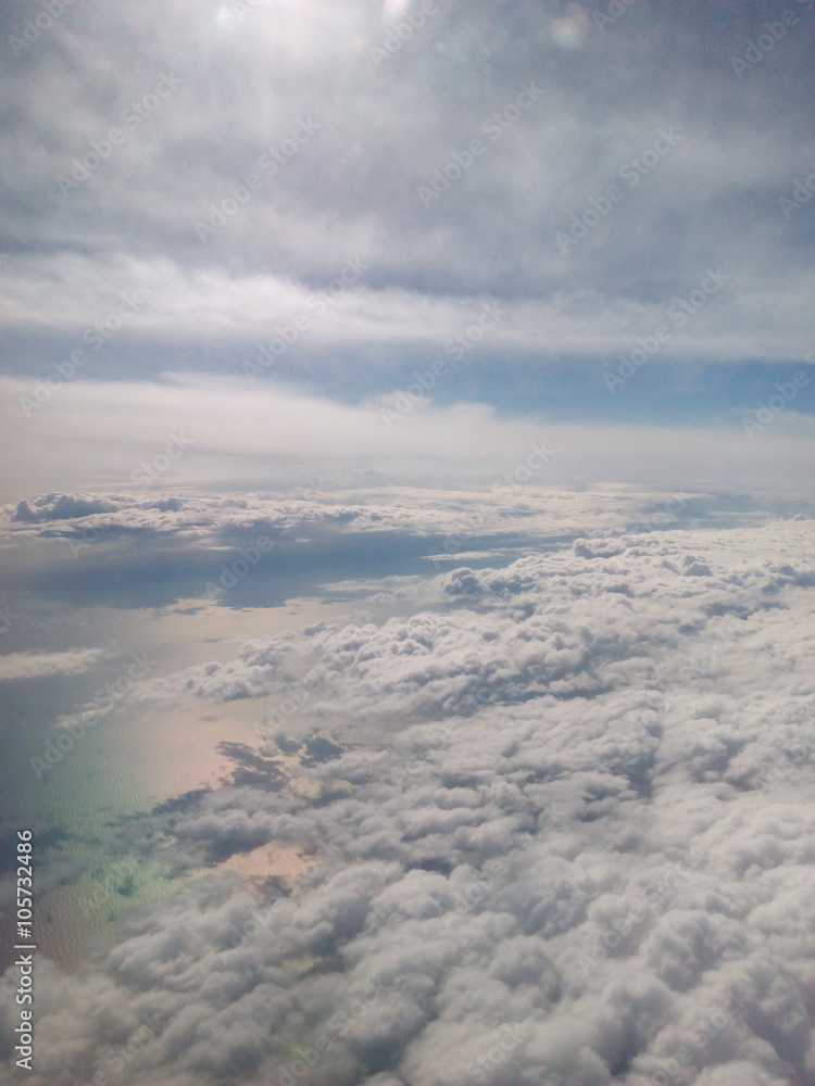 Naklejka premium Scenic view of sky and sea from an airplane at sunset time