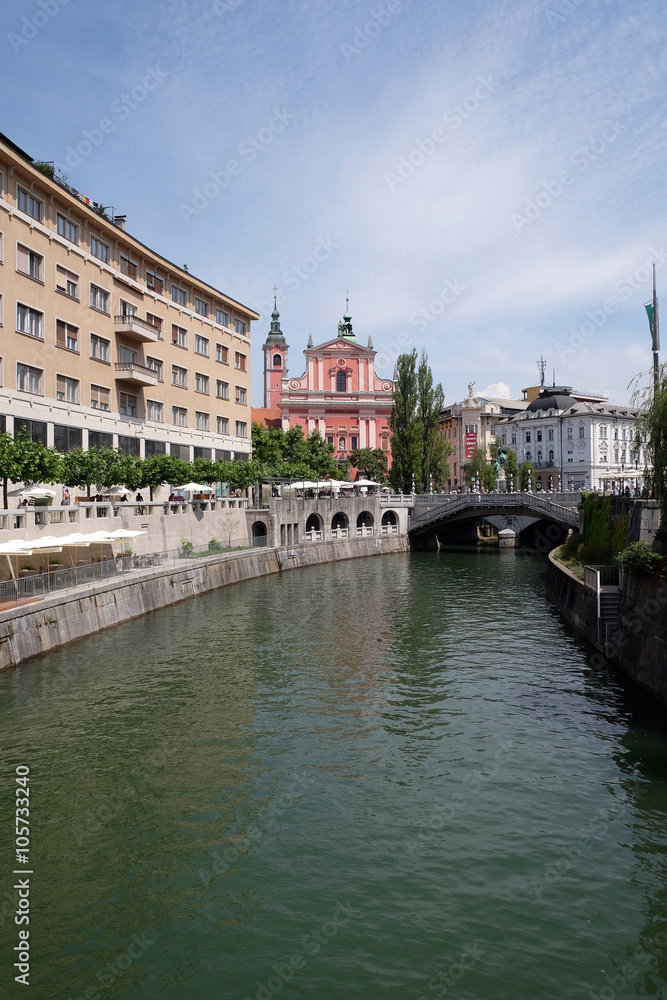 Fototapeta premium Franciscan Church of the Annunciation and Triple Bridge on the Ljubljanica River in Ljubljana, Slovenia 
