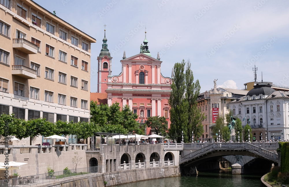 Naklejka premium Franciscan Church of the Annunciation and Triple Bridge on the Ljubljanica River in Ljubljana, Slovenia 