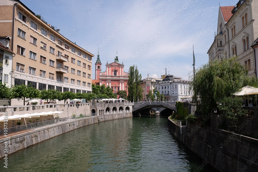 Fototapeta premium Franciscan Church of the Annunciation and Triple Bridge on the Ljubljanica River in Ljubljana, Slovenia.