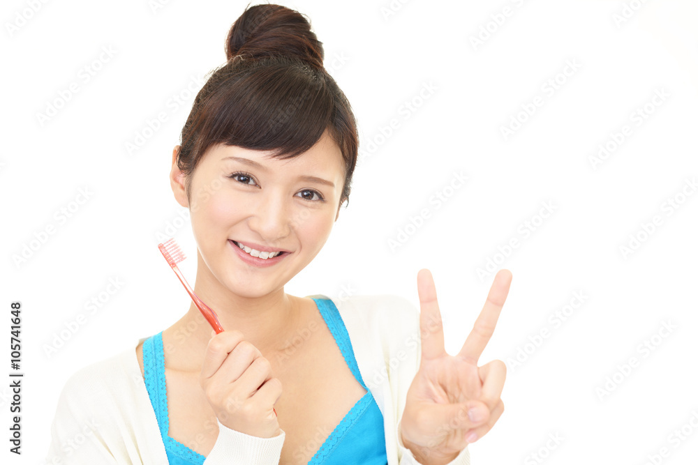 歯ブラシを持つ笑顔の女性 歯ブラシを持つ笑顔の女性