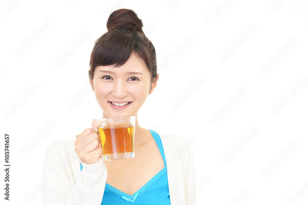 紅茶を飲み寛ぐ女性