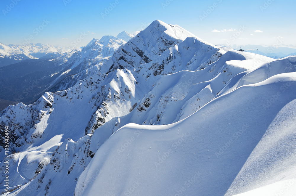Россия, Сочи, пики вершин горнолыжного курорта Роза Хутор. Пик горы Аибга зимой фотография Stock