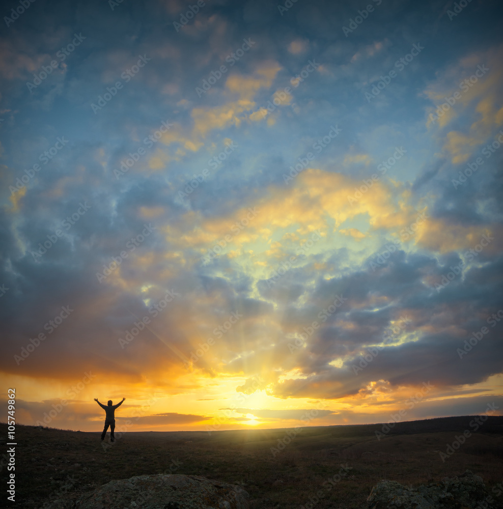 Fototapeta premium Men & sunrise