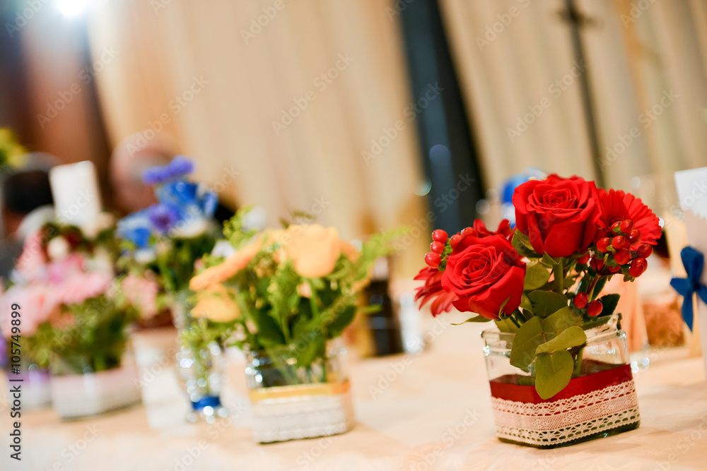 Fototapeta premium Bouquet of roses sitting on a wedding table