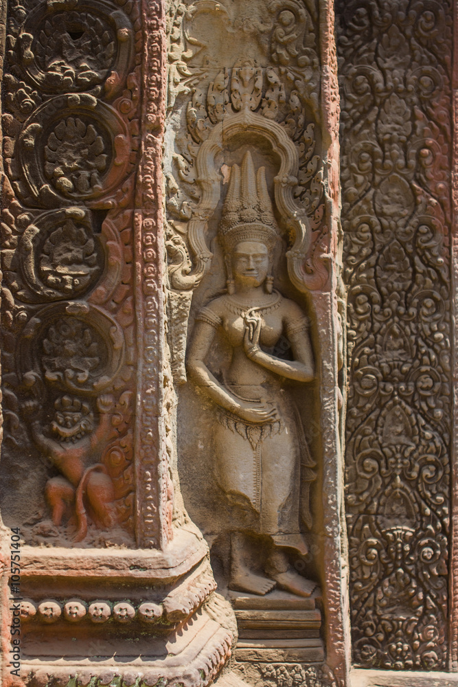 Fototapeta premium Apsara dancer stone carving at Angkor Wat temple