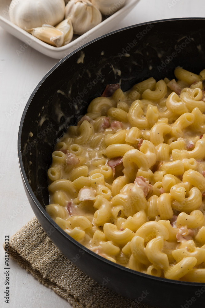 macaroni and cheese in frying pan