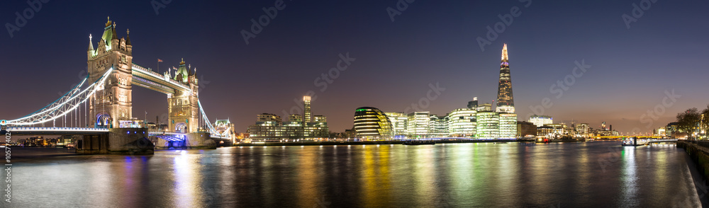 Panorama von der Tower Bridge bis zum Shard in London - obrazy, fototapety, plakaty 