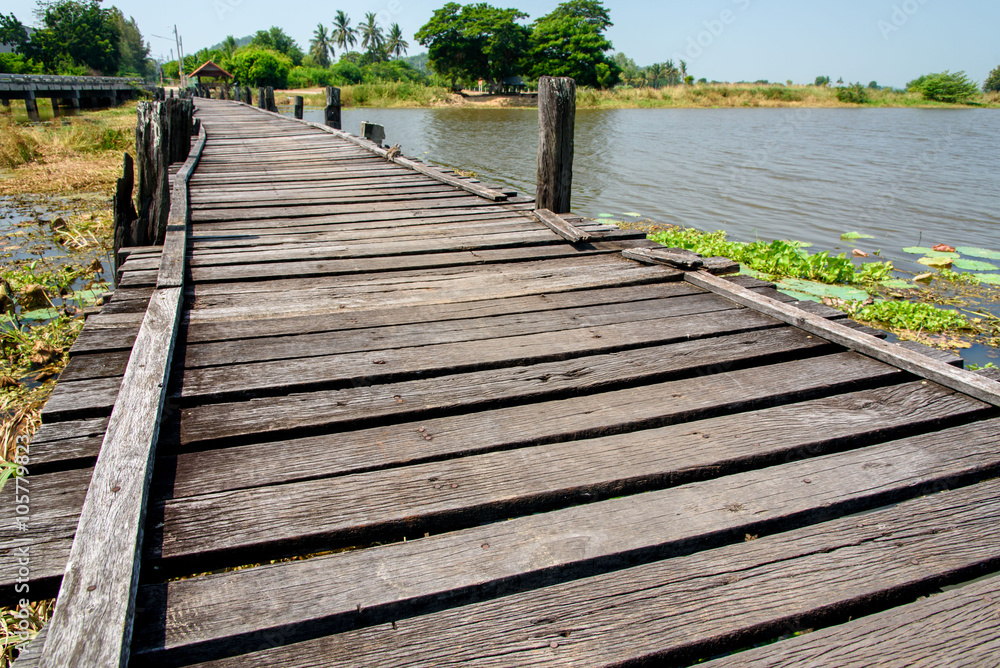 Obraz premium Wooden bridge