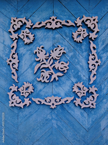 деревянные узоры розового цвета на синем деревянном фоне