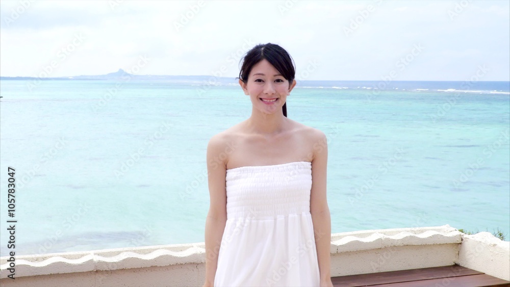 海の前で振り返る女性 海の前で振り返る女性