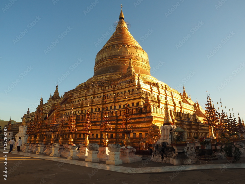 Fototapeta premium Shwezigon pagoda in sunlight