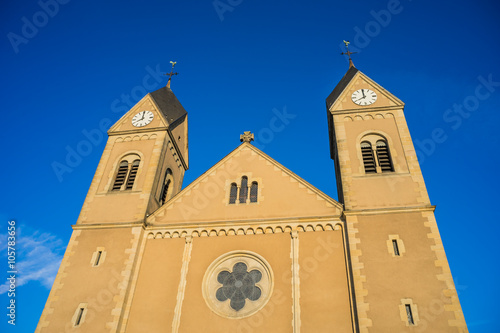 Eglise Saint-Gérard-Majella à Carling Moselle France devant un cliel bleu photo