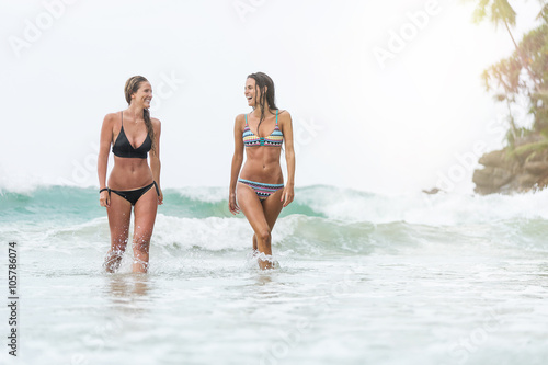 zwei junge attraktive Frauen schwimmen im Meer 