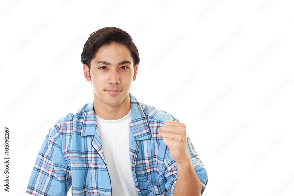 ガッツポーズの男性