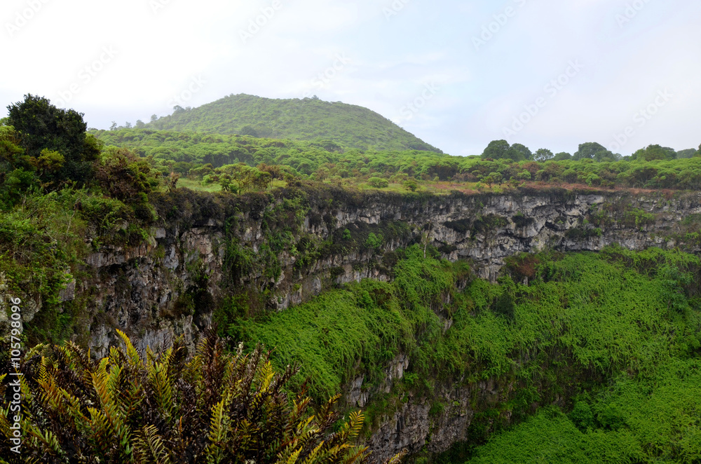 Vulkan und Krater in tropischer Vegetation