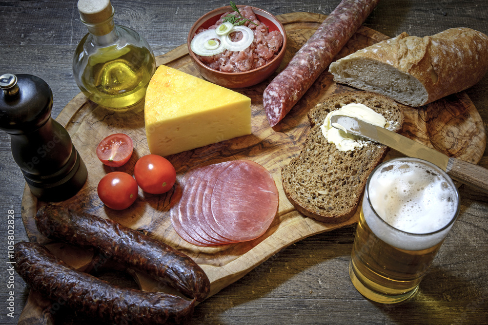 rustikale Wurst- und Käseplatte mit Brot Stock-Foto | Adobe Stock