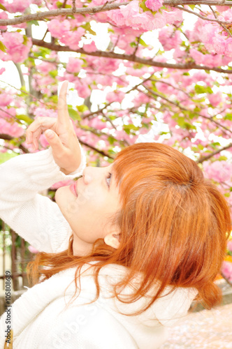 満開の桜と若い女性