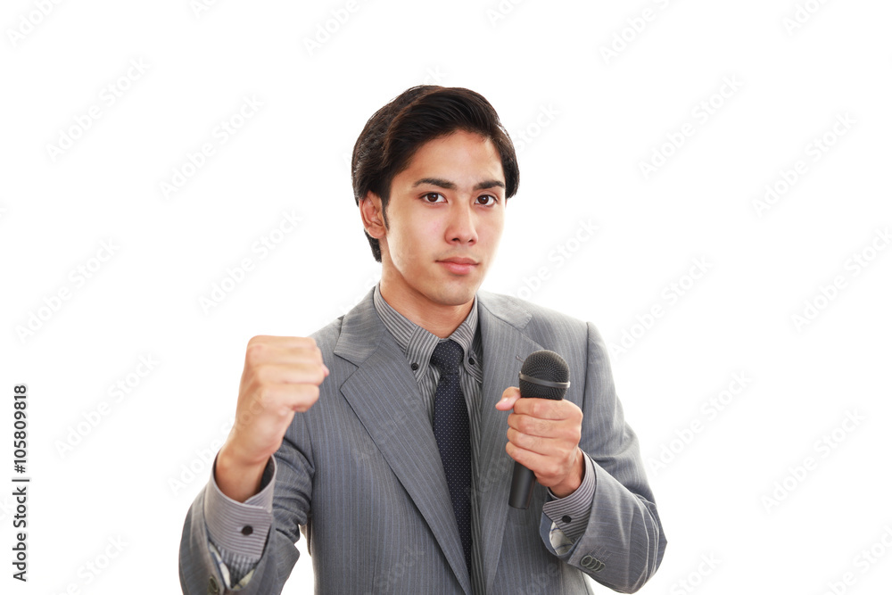 プレゼン中の笑顔のビジネスマン