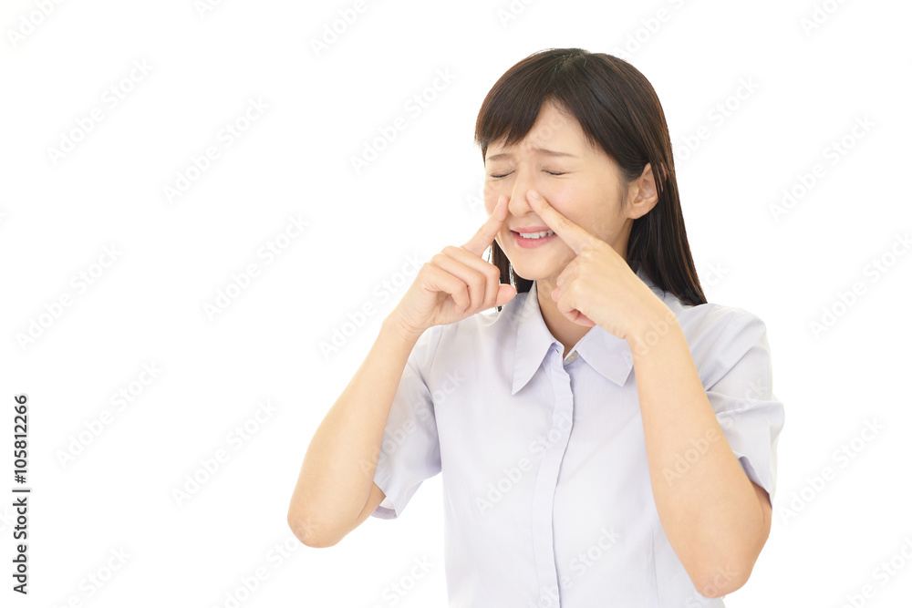 鼻をつまむ女性 鼻をつまむ女性