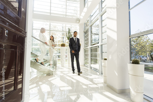 Young people walking in the office © BGStock72