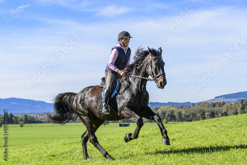 galoppierendes Pferd mit Reiterin © ARochau