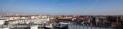 Milano zona sud est con skyline sullo sfondo