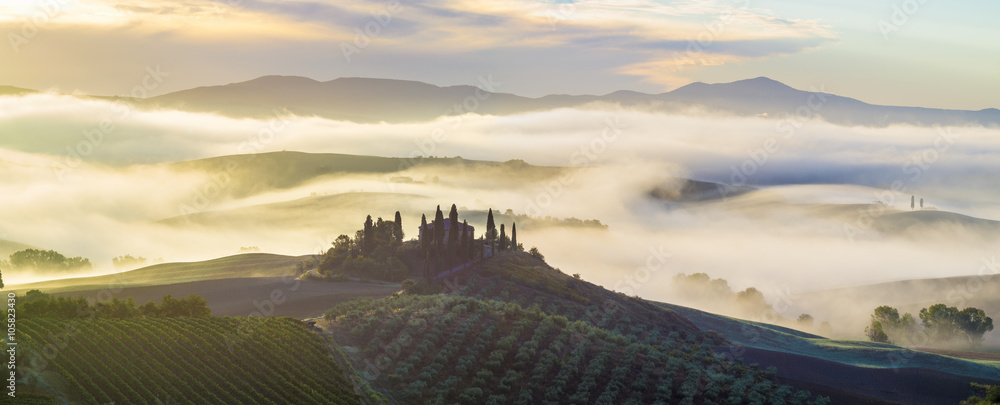 Naklejka premium Piękny mglisty toskański pejzaż o poranku
