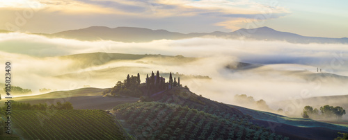 Piękny mglisty toskański pejzaż o poranku