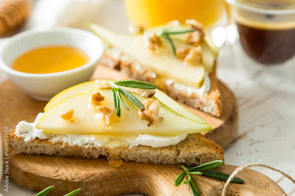 Toasts with pear, goat cheese and walnuts, honey, rosemary Toasts with pear, goat cheese and walnuts, honey, rosemary