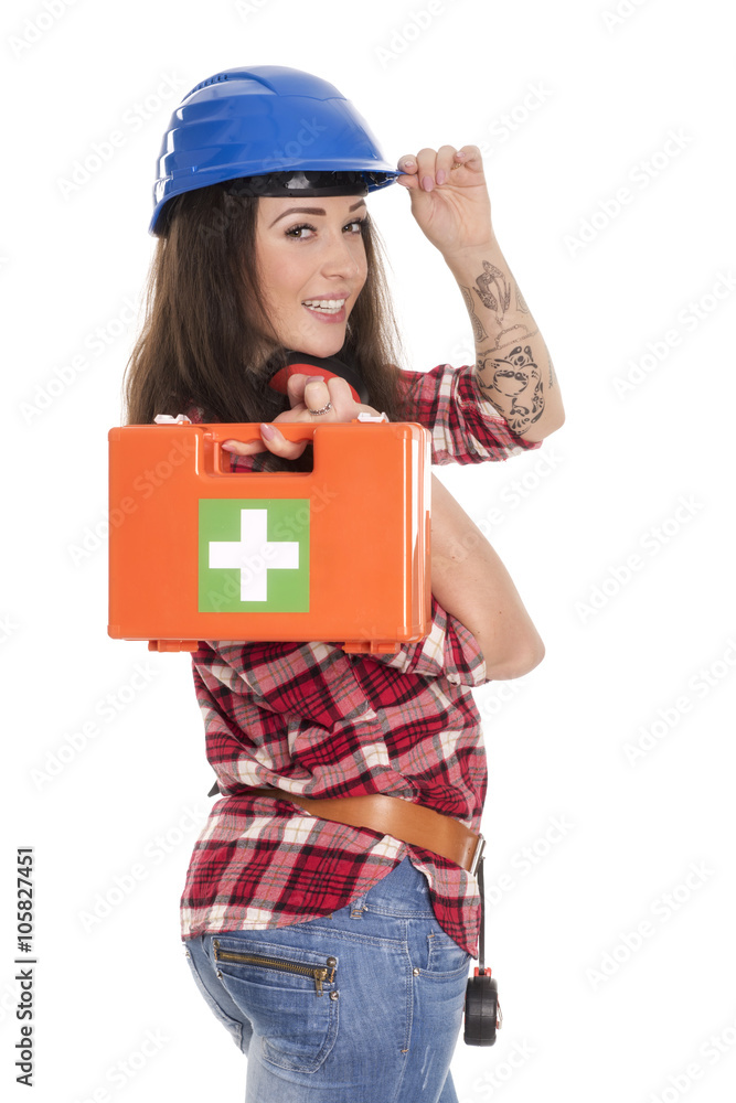 Weiblicher Handwerker mit erste Hilfe Koffer Weiblicher Handwerker mit erste Hilfe Koffer