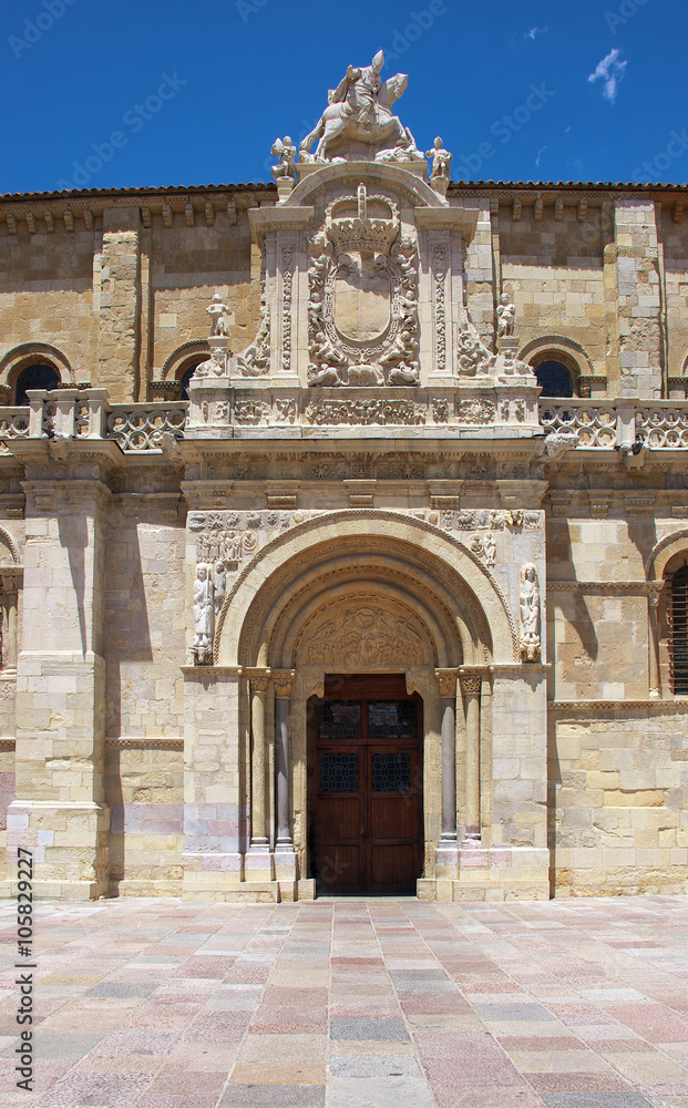 Prächtiges Portal der Basilika San Isidoro in Leon Kastillien