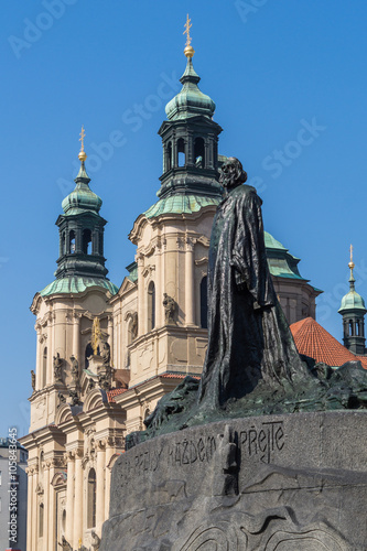 Jan-Hus-Denkmal mit Nicolaikirche