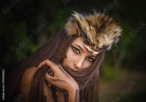 Foto Portrait of a beautiful brown-eyed Amazon in furs