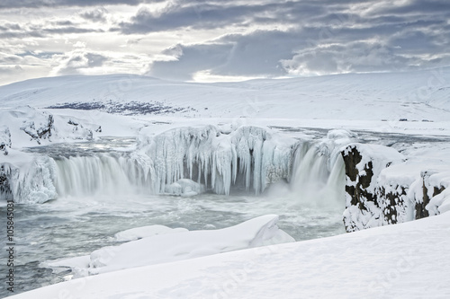 Fototapeta Naklejka Na Ścianę i Meble -  La cascade de Godafoss en hiver