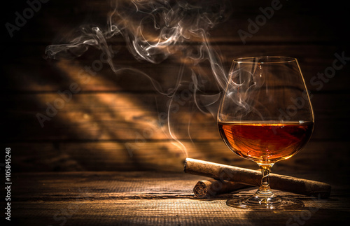 Photo Whiskey with smoking cigar