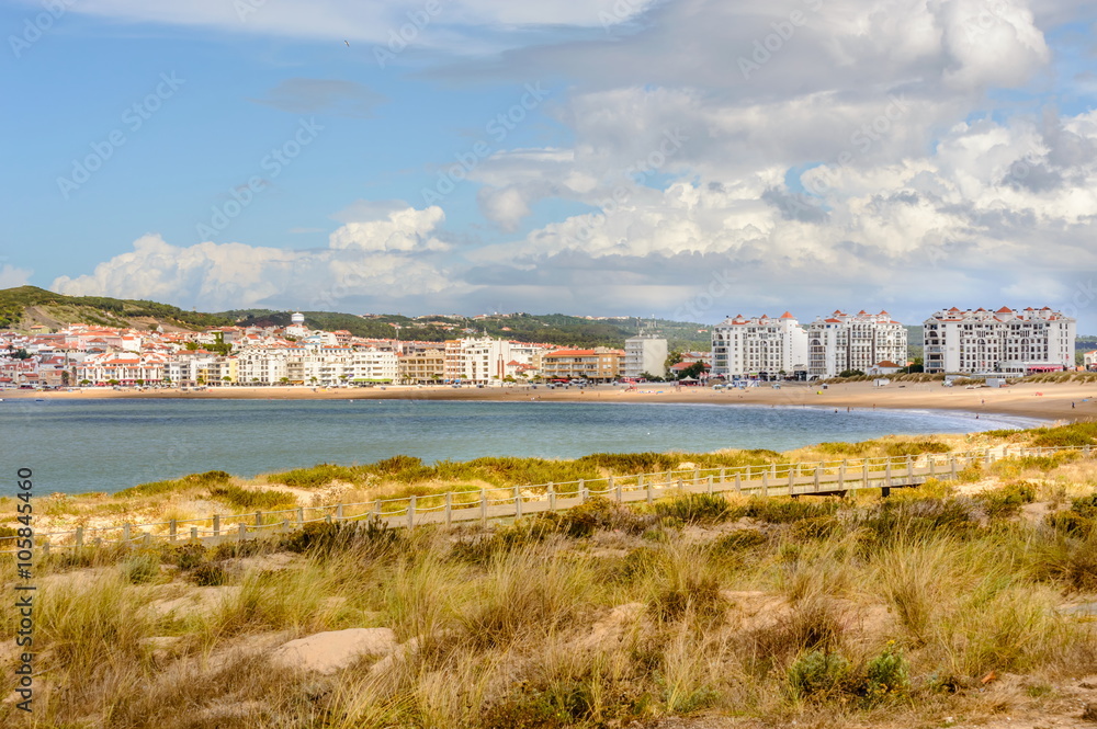 Praia de São Martinho do Porto no Litoral de Portugal 