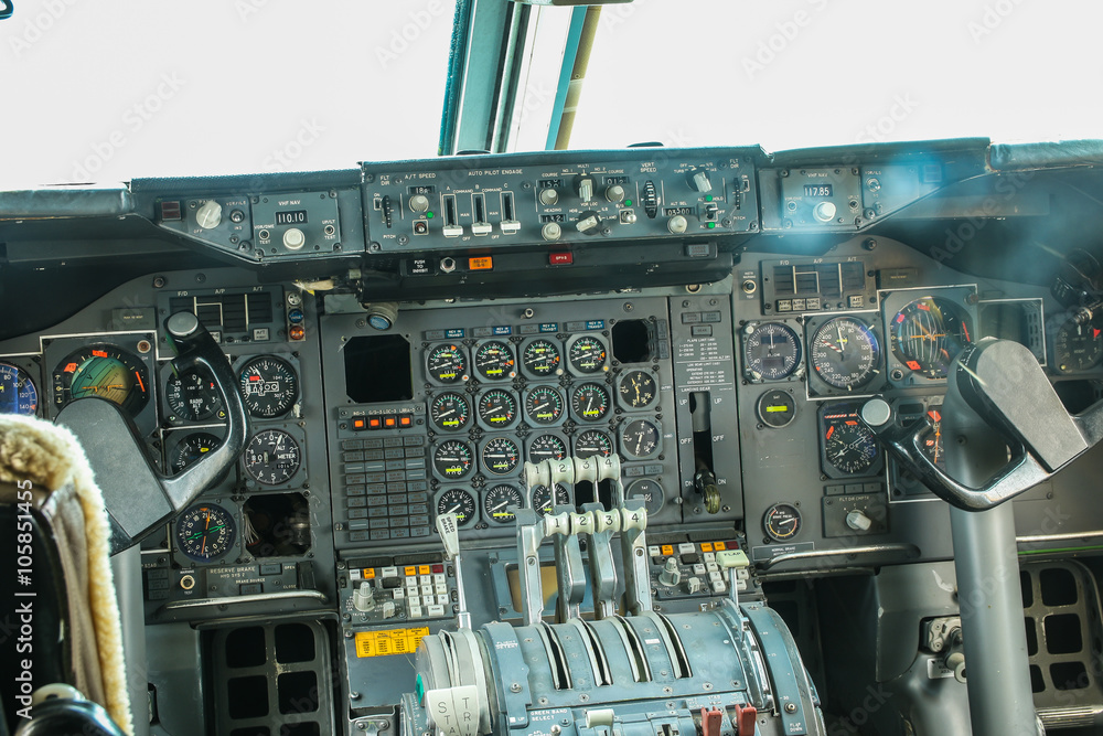 Fototapeta premium Cockpit mit Steuerrad
