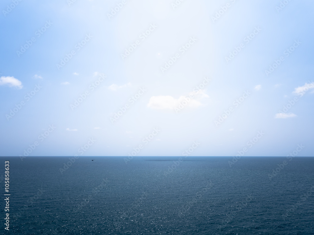 Fototapeta premium Blue sea and sunlight in a tropical style of Thailand