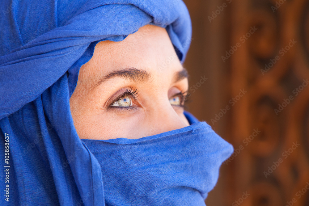 Fototapeta premium femme avec un chech sur la tête