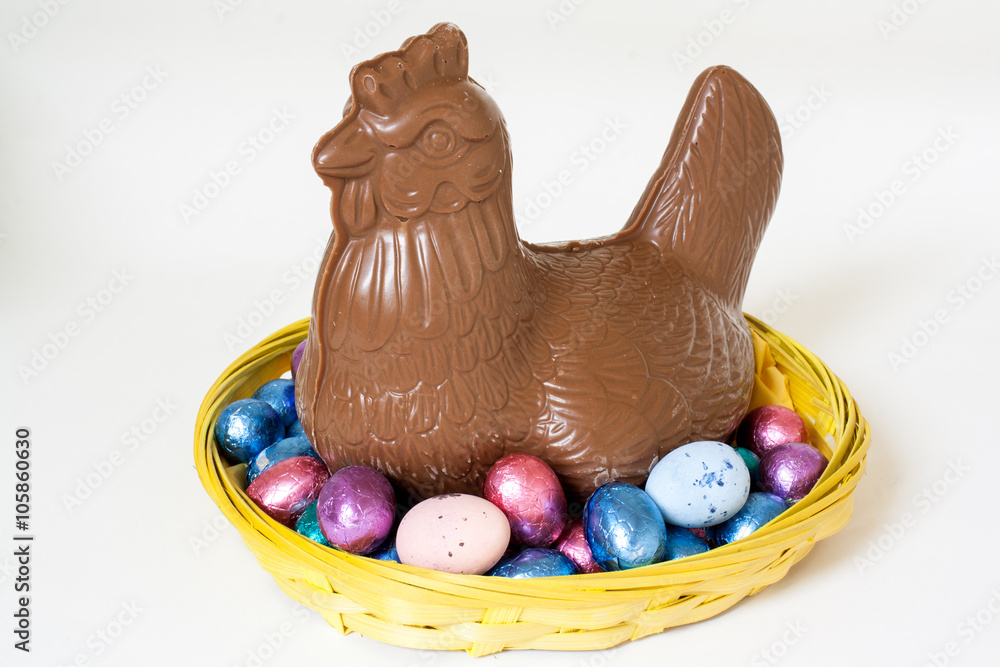 Fototapeta premium Broedende chocolade kip op chocolade paas eieren in een mandje