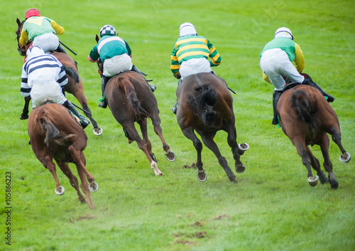 horse race turning a sharp corner
