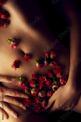 zmyslowe-cialo-kobiety-z-kwiatami-roz