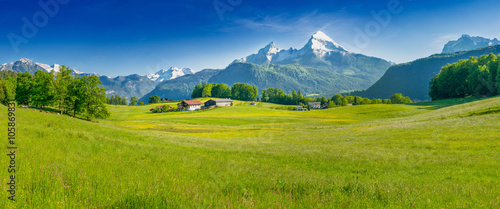 Bergbauernhof vor dem majestätischen Watzmann in Bayern