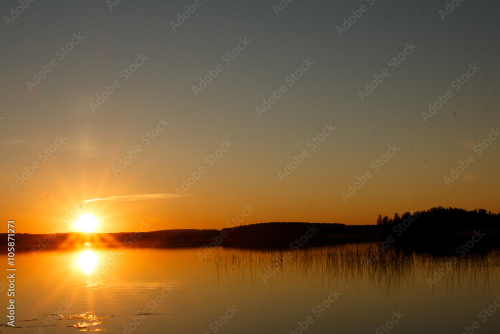 красивый закат на озере, отражение солнца в воде
beautiful sunset on the lake, the sun reflecting in the water