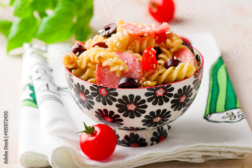 Foto pasta salad with  sausages and vegetables. selective focus