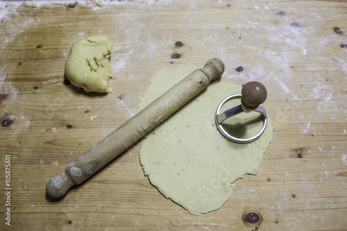 Donna che prepara l'impasto per dolci e biscotti photo